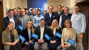 Vorbereitung für Kommunalwahl: Die Kandidaten der CSU Arnstorf mit dem Ortsvorsitzenden und Listenführer Kyrill Gabor (vorne Mitte) stehen fest. Vorbereitung für Kommunalwahl: Die Kandidaten der CSU Arnstorf mit dem Ortsvorsitzenden und Listenführer Kyrill Gabor (vorne Mitte) stehen fest.