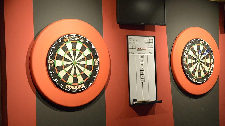 Ruhige Hand, kühler Kopf - beim Darts kommt es nicht nur auf das Werfen an. Ruhige Hand, kühler Kopf - beim Darts kommt es nicht nur auf das Werfen an.