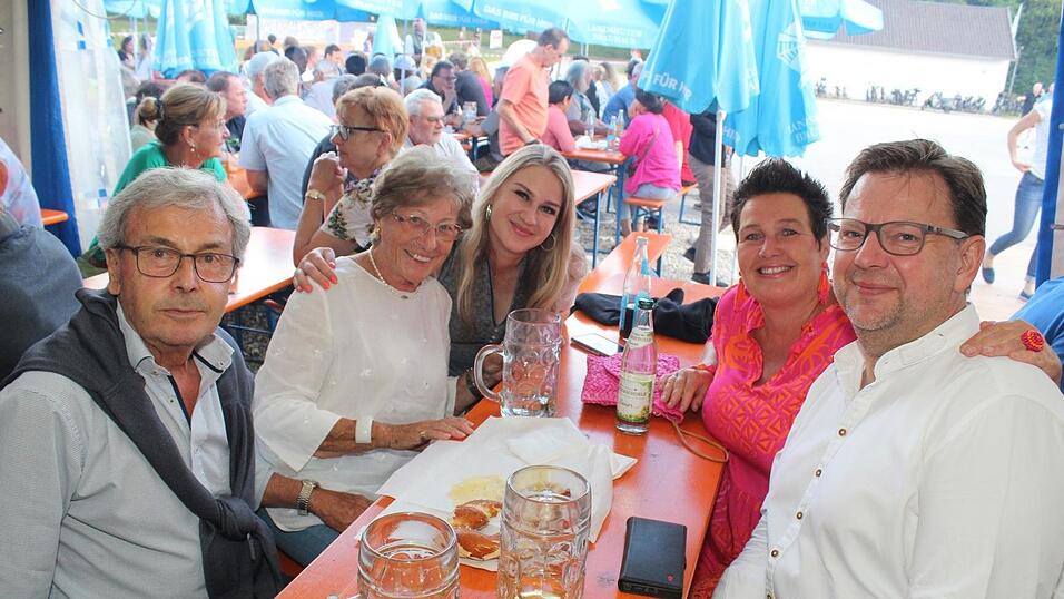 Zur Musik von Headless wurde ausgelassen gefeiert. Zur Musik von Headless wurde ausgelassen gefeiert.