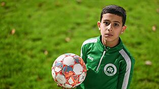 Der neunjährige Fußballer Wasen Al-Ali auf dem Sportplatz in Heisfelde. Der neunjährige Fußballer Wasen Al-Ali auf dem Sportplatz in Heisfelde.