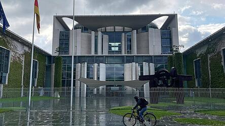Regenwolken ziehen über das Kanzleramt während der Beratungen im Koalitionsausschuss. Regenwolken ziehen über das Kanzleramt während der Beratungen im Koalitionsausschuss.