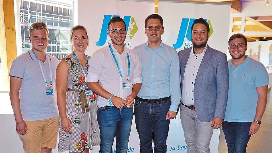 Lukas Döppner (von links), Melanie Niestatek (stellvertretende JU-Kreisvorsitzende), Manuel Stögmüller (JU-Kreisvorsitzender), Christian Doleschal, MdEP (JU-Landesvorsitzender), Benjamin Taitsch (JU-Bezirksvorsitzender), Valentin Walk (stellvertretender JU-Kreisvorsitzender). Lukas Döppner (von links), Melanie Niestatek (stellvertretende JU-Kreisvorsitzende), Manuel Stögmüller (JU-Kreisvorsitzender), Christian Doleschal, MdEP (JU-Landesvorsitzender), Benjamin Taitsch (JU-Bezirksvorsitzender), Valentin Walk (stellvertretender JU-Kreisvorsitzender).