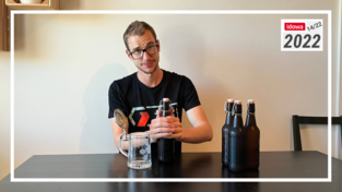 Allzu zuversichtlich sieht unser Autor nicht aus, als er sein selbstgebrautes Bier öffnet. Allzu zuversichtlich sieht unser Autor nicht aus, als er sein selbstgebrautes Bier öffnet.