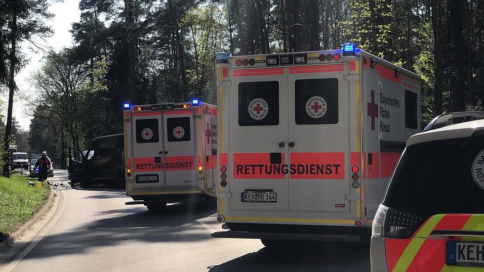 Die Fahrzeuge krachten wohl frontal ineinander. Die Fahrzeuge krachten wohl frontal ineinander.