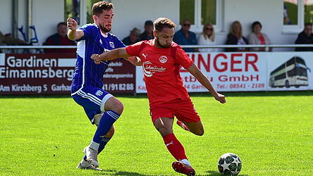 Jan Karabas (im roten Trikot) ist mit acht Treffern bester Schütze bei der SpVgg Plattling, der auch im ersten Heimspiel der Rückrunde gegen den FC Obernzell-Erlau treffen möchte. Jan Karabas (im roten Trikot) ist mit acht Treffern bester Schütze bei der SpVgg Plattling, der auch im ersten Heimspiel der Rückrunde gegen den FC Obernzell-Erlau treffen möchte.