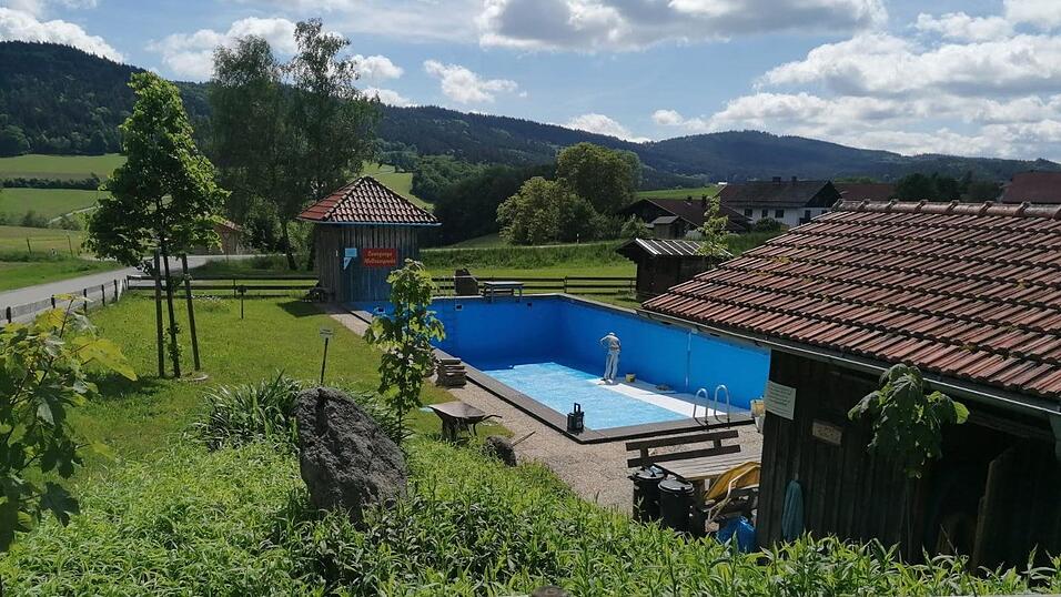 Nach der Reinigung kommt der neue Anstrich: Das Gelände des Freibads erstrahlt in saftigem Grün, während das Schwimmbecken ebenfalls einen neuen, strahlenden Anstrich bekommt. Nach der Reinigung kommt der neue Anstrich: Das Gelände des Freibads erstrahlt in saftigem Grün, während das Schwimmbecken ebenfalls einen neuen, strahlenden Anstrich bekommt.