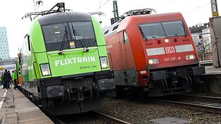 Gleis an Gleis: Flixtrain und die dominierende Konkurrenz Deutsche Bahn. (Archivbild) Gleis an Gleis: Flixtrain und die dominierende Konkurrenz Deutsche Bahn. (Archivbild)