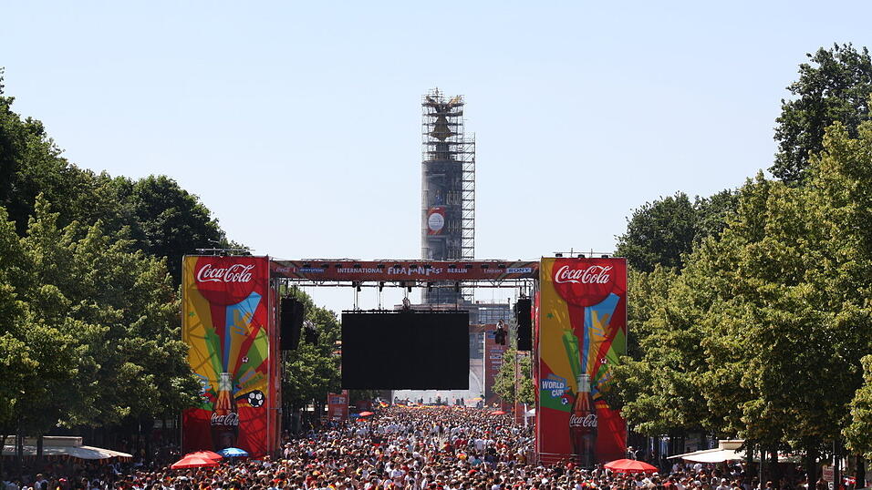 Christian Fertl war am Sonntag auf der Fanmeile in Berlin und erlebte dort das Achtelfinale gegen England auf Großleinwand. Christian Fertl war am Sonntag auf der Fanmeile in Berlin und erlebte dort das Achtelfinale gegen England auf Großleinwand.