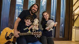 Pauli Fischaleck mit seinen Kindern Michael und Marie will beim Nachwuchs die Lust auf Musik wecken. Pauli Fischaleck mit seinen Kindern Michael und Marie will beim Nachwuchs die Lust auf Musik wecken.