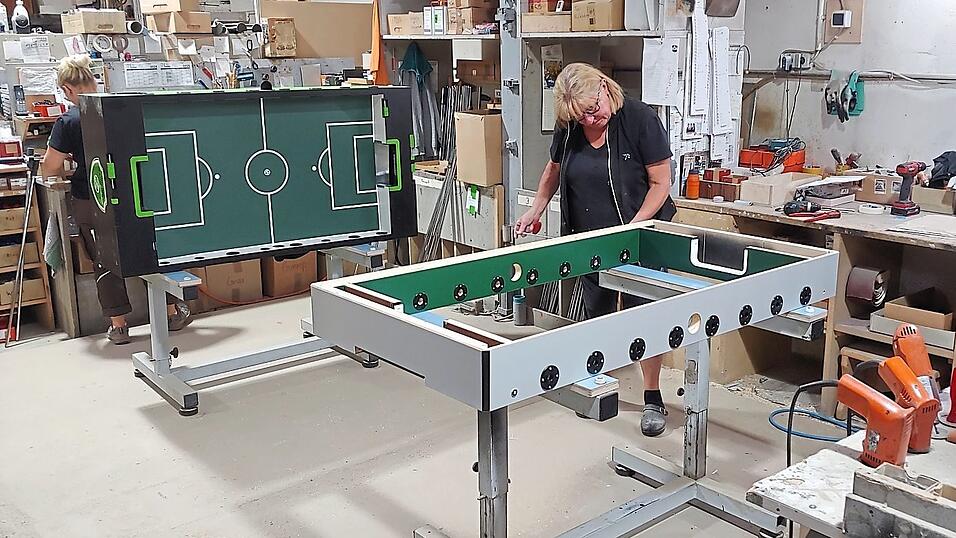 Jeder Kicker wird auf Bestellung gefertigt. Auf einem Zettel sehen die Mitarbeiter, welche Ausstattungsvariante sich der Kunde wünscht. Jeder Kicker wird auf Bestellung gefertigt. Auf einem Zettel sehen die Mitarbeiter, welche Ausstattungsvariante sich der Kunde wünscht.