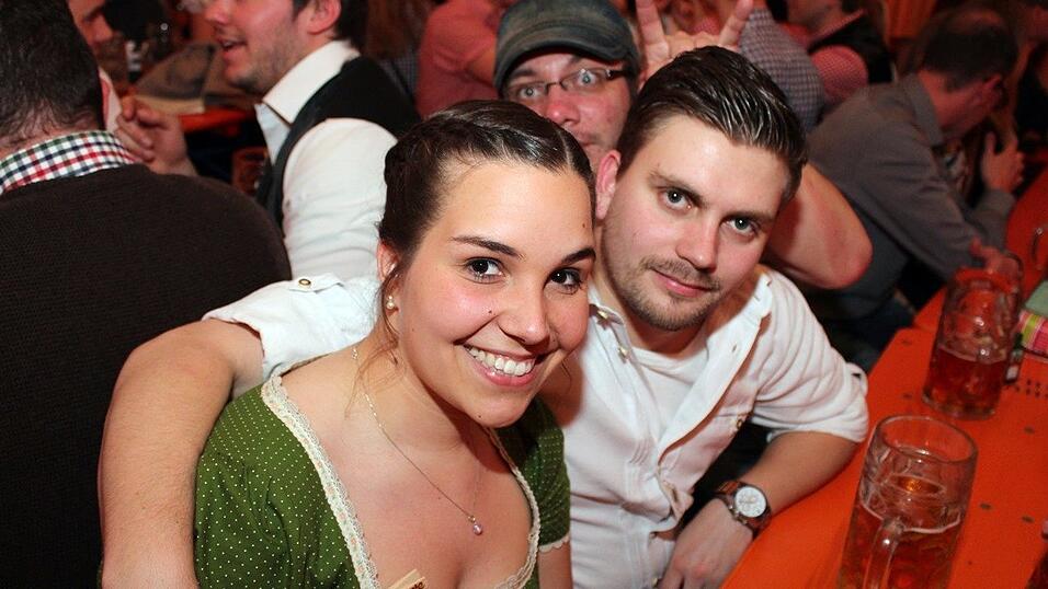 Die Frühjahrsdult 2017 in Landshut neigt sich dem Ende entgegen. Grund genug, noch einmal richtig in den Bierzelten zu feiern - abgerundet vom traditionellen Feuerwerk. Die Frühjahrsdult 2017 in Landshut neigt sich dem Ende entgegen. Grund genug, noch einmal richtig in den Bierzelten zu feiern - abgerundet vom traditionellen Feuerwerk.