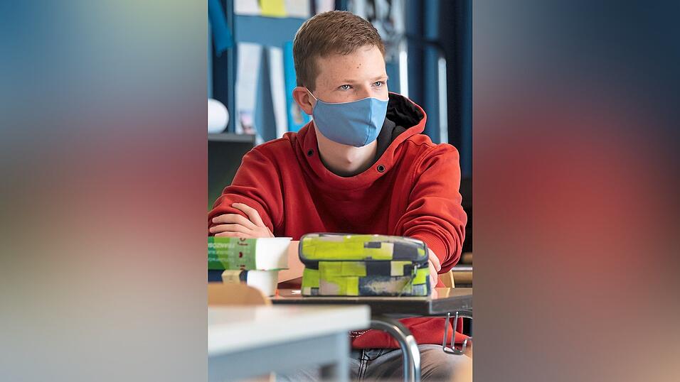 Ein Schüler einer 12. Klasse eines Gymnasiums in Unterhaching im Unterricht - Maske und Abstand halten ist angesagt. Foto: Ein Schüler einer 12. Klasse eines Gymnasiums in Unterhaching im Unterricht - Maske und Abstand halten ist angesagt. Foto: