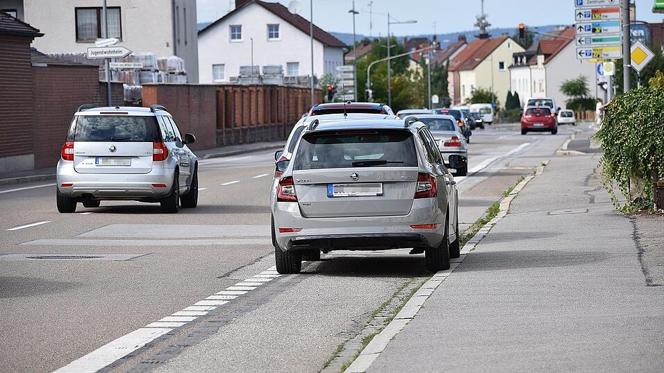 Nix geht mehr am Radweg. Die dicke weiße Linie an der Landshuter Straße ist für so manchen Autofahrer noch lange kein Grund, dort nicht mal eben zu parken. Nix geht mehr am Radweg. Die dicke weiße Linie an der Landshuter Straße ist für so manchen Autofahrer noch lange kein Grund, dort nicht mal eben zu parken.
