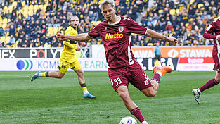 Wie Hansa sind die Regensburger auf den dritten Zu-null-Sieg in Folge aus. Wenn Innenverteidiger Nick Seidel (im Bild), der in Aachen erstmals seit zwei Monaten in der Liga zum Einsatz kam und die verletzten Robin Ziegele und Leopold Wurm mit Leo Mätzler stark vertrat, erneut eine starke Leistung zeigt, wird es schwer für den Rostocker Sturm. Wie Hansa sind die Regensburger auf den dritten Zu-null-Sieg in Folge aus. Wenn Innenverteidiger Nick Seidel (im Bild), der in Aachen erstmals seit zwei Monaten in der Liga zum Einsatz kam und die verletzten Robin Ziegele und Leopold Wurm mit Leo Mätzler stark vertrat, erneut eine starke Leistung zeigt, wird es schwer für den Rostocker Sturm.