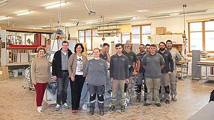 Stefan und Sylvia Juglreiter mit einem großen Teil der Belegschaft, links Rodings Bürgermeisterin Alexandra Riedl. Stefan und Sylvia Juglreiter mit einem großen Teil der Belegschaft, links Rodings Bürgermeisterin Alexandra Riedl.