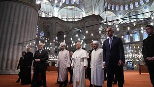Der Papst besucht die Blaue Moschee in Istanbul - und will damit ein Zeichen für den interreligiösen Dialog setzen. Der Papst besucht die Blaue Moschee in Istanbul - und will damit ein Zeichen für den interreligiösen Dialog setzen.