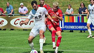Chams Lucas Chrubasik (l.) - hier im Zweikampf mit Fabian Ziegler - wuchtet in der Nachspielzeit den Ball zum Sieg des ASV in die Regensburger Maschen. Chams Lucas Chrubasik (l.) - hier im Zweikampf mit Fabian Ziegler - wuchtet in der Nachspielzeit den Ball zum Sieg des ASV in die Regensburger Maschen.