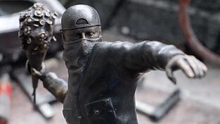 Das Banksy-Motiv „Flower Thrower“ ist weltweit bekannt. Melissa Kraus nahm die Herausforderung an, das eindimensionale Graffiti als Statue zu verwirklichen. Das Banksy-Motiv „Flower Thrower“ ist weltweit bekannt. Melissa Kraus nahm die Herausforderung an, das eindimensionale Graffiti als Statue zu verwirklichen.