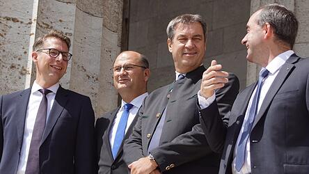 Die Regierungsmitglieder Markus Blume, Albert Füracker, Markus Söder und Hubert Aiwanger auf der Walhalla (von links). Kommen Geländer oder gibt es „weichere“ Alternativen? Die Regierungsmitglieder Markus Blume, Albert Füracker, Markus Söder und Hubert Aiwanger auf der Walhalla (von links). Kommen Geländer oder gibt es „weichere“ Alternativen?
