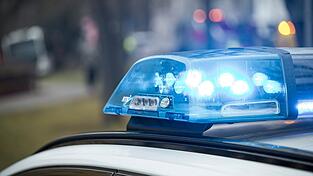 Die Polizei sucht nach einem Vorfall in Ergolding einen geflüchteten Fahrer oder eine geflüchtete Fahrerin. (Symbolbild) Die Polizei sucht nach einem Vorfall in Ergolding einen geflüchteten Fahrer oder eine geflüchtete Fahrerin. (Symbolbild)