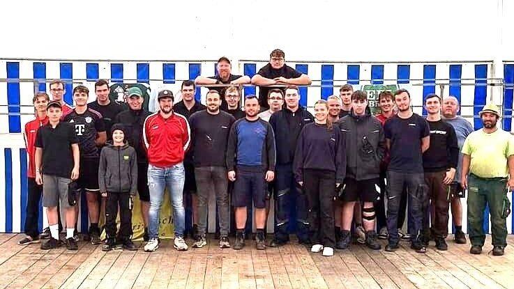 Am Montag wurde am Festplatz von diesen Sportlern des TSV Aufhausen und den Gemeindearbeitern das rund 2 000 Personen fassende Festzelt aufgestellt. Am Montag wurde am Festplatz von diesen Sportlern des TSV Aufhausen und den Gemeindearbeitern das rund 2 000 Personen fassende Festzelt aufgestellt.