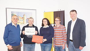 Setzen sich gemeinsam gegen den geplanten Steinbruch im Thiergarten bei Wiesent ein: Josef Stadler, Thomas Herbrig, Beate Gleißner, Philipp Seppenhauser und Alfred Stadler (von links). Setzen sich gemeinsam gegen den geplanten Steinbruch im Thiergarten bei Wiesent ein: Josef Stadler, Thomas Herbrig, Beate Gleißner, Philipp Seppenhauser und Alfred Stadler (von links).