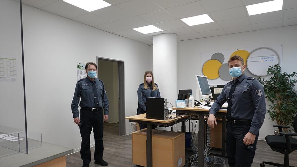 Zöllner der Mobilen Abfertigungsgruppe/Postpaketabfertigung. Zöllner der Mobilen Abfertigungsgruppe/Postpaketabfertigung.