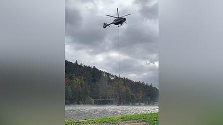 Wasser aus einem Becken holen: Dabei wird ordentlich aufgewirbelt. Wasser aus einem Becken holen: Dabei wird ordentlich aufgewirbelt.