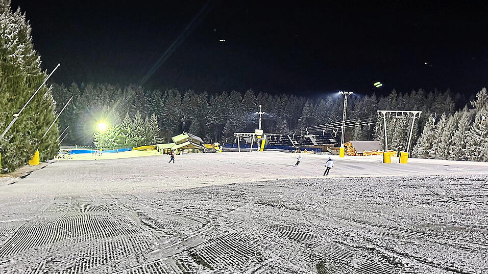 Die Predigtstuhl-Arena - hier beim Flutlichtabend Ende Februar - hatte noch bis vor einer Woche offen. Die Predigtstuhl-Arena - hier beim Flutlichtabend Ende Februar - hatte noch bis vor einer Woche offen.