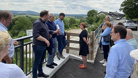 In der Eichenstraße nehmen die Bauausschussmitglieder die aufwendig sanierte Stützmauer in Augenschein. Auch die Fahrbahnsanierung in Eichen- und Berghangstraße steht mittelfristig an, berichtete Bürgermeister Martin Stoiber. In der Eichenstraße nehmen die Bauausschussmitglieder die aufwendig sanierte Stützmauer in Augenschein. Auch die Fahrbahnsanierung in Eichen- und Berghangstraße steht mittelfristig an, berichtete Bürgermeister Martin Stoiber.