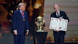 US-Präsident Donald Trump (l.) erhält den FIFA-Friedenspreis von FIFA-Präsident Gianni Infantino. US-Präsident Donald Trump (l.) erhält den FIFA-Friedenspreis von FIFA-Präsident Gianni Infantino.