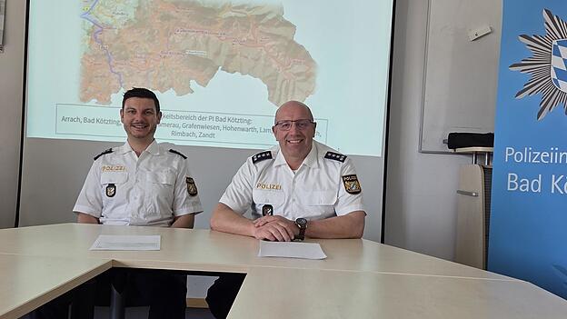 PI-Dienststellenleiter Christian Pongratz (r.) und sein Stellvertreter Thomas Schmidt stellten die Verkehrsstatistik für 2025 vor. PI-Dienststellenleiter Christian Pongratz (r.) und sein Stellvertreter Thomas Schmidt stellten die Verkehrsstatistik für 2025 vor.