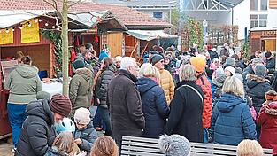 Der neue Standort des Veldener Adventsmarktes am Rathausplatz wurde allgemein positiv bewertet. Der neue Standort des Veldener Adventsmarktes am Rathausplatz wurde allgemein positiv bewertet.