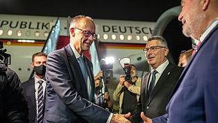 Der Kanzler ist zu seinem Antrittsbesuch in Israel eingetroffen. Der Kanzler ist zu seinem Antrittsbesuch in Israel eingetroffen.