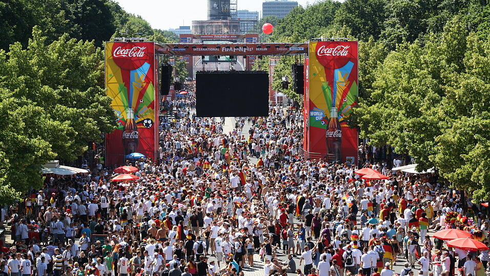 Christian Fertl war am Sonntag auf der Fanmeile in Berlin und erlebte dort das Achtelfinale gegen England auf Großleinwand. Christian Fertl war am Sonntag auf der Fanmeile in Berlin und erlebte dort das Achtelfinale gegen England auf Großleinwand.