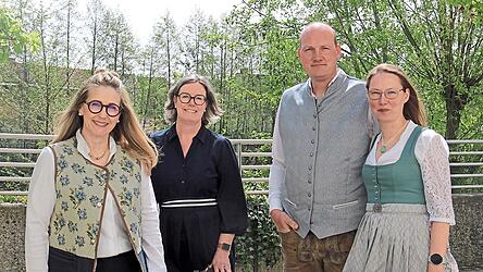 Die Volksfestreferentin Andrea Soller (2.v.li.) und Bürgermeisterin Sibylle Entwistle (links) gemeinsam mit Thomas und Ramona Reisinger beim Abstimmungstermin zur Vorbereitung des Volksfestes. Die Volksfestreferentin Andrea Soller (2.v.li.) und Bürgermeisterin Sibylle Entwistle (links) gemeinsam mit Thomas und Ramona Reisinger beim Abstimmungstermin zur Vorbereitung des Volksfestes.