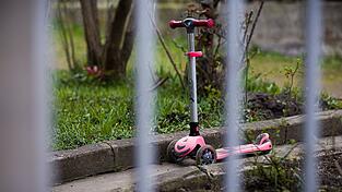 Ein Tretroller steht vor dem Einfamilienhaus in der Region Hannover, in dem sich die Tat ereignete. Ein Tretroller steht vor dem Einfamilienhaus in der Region Hannover, in dem sich die Tat ereignete.