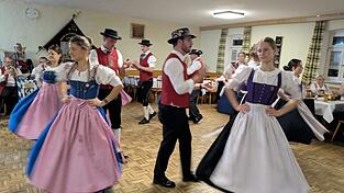 Ein buntes Bild im Wirts-Saal: Mit Boarischen, Walzer, Volkstänzen und Zwiefachen über den Tanzboden ging es beim Kathreintanz in Arrach. Ein buntes Bild im Wirts-Saal: Mit Boarischen, Walzer, Volkstänzen und Zwiefachen über den Tanzboden ging es beim Kathreintanz in Arrach.