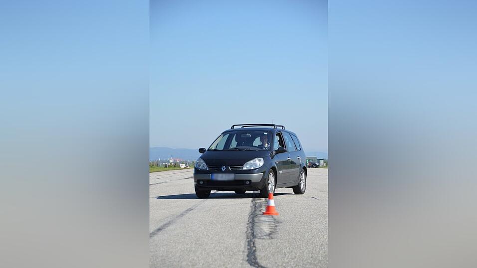 Bis die Reifen quietschen: Mit hohem Tempo fährt Sophia durch einen Kreisverkehr aus Pylonen. Bis die Reifen quietschen: Mit hohem Tempo fährt Sophia durch einen Kreisverkehr aus Pylonen.