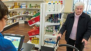 Einkaufen im Minimarkt der Wohnanlage Tönebön am See (Niedersachsen), einem 'Demenzdorf'. Davon gibt es bislang in Deutschland nur wenige. Im Kundenkontakt außerhalb von solchen Orten haben Friseur, Eisdiele, ÖPNV und Behörden normalerweise keine eigens ausgebildeten Pflegefachkräfte hinter der Theke. Einkaufen im Minimarkt der Wohnanlage Tönebön am See (Niedersachsen), einem 'Demenzdorf'. Davon gibt es bislang in Deutschland nur wenige. Im Kundenkontakt außerhalb von solchen Orten haben Friseur, Eisdiele, ÖPNV und Behörden normalerweise keine eigens ausgebildeten Pflegefachkräfte hinter der Theke.