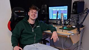 Ein bisschen Technik und ganz viel Talent: Damit macht sich Philipp Augustin als „Prince_p“ einen Namen in der Musikbranche. Insgesamt hat er bereits zwei Alben und 31 Singles aufgenommen. Ein bisschen Technik und ganz viel Talent: Damit macht sich Philipp Augustin als „Prince_p“ einen Namen in der Musikbranche. Insgesamt hat er bereits zwei Alben und 31 Singles aufgenommen.