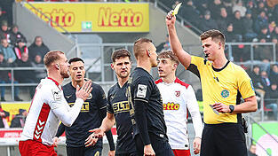 Einen unglücklichen Auftritt hatte aus Sicht der Jahn-Fans Schiedsrichter Yannick Sager. Hier zeigt der Referee allerdings Rostocks Franz Pfanne die gelbe Karte. Einen unglücklichen Auftritt hatte aus Sicht der Jahn-Fans Schiedsrichter Yannick Sager. Hier zeigt der Referee allerdings Rostocks Franz Pfanne die gelbe Karte.