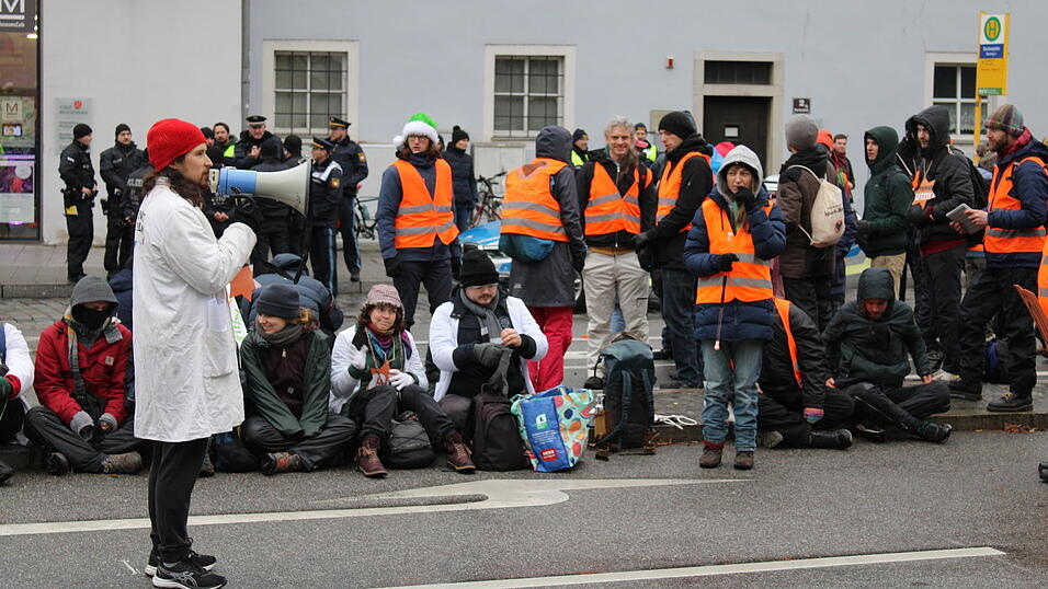 Rund 200 Klimaschützer demonstrierten am Samstag in Regensburg. Rund 200 Klimaschützer demonstrierten am Samstag in Regensburg.