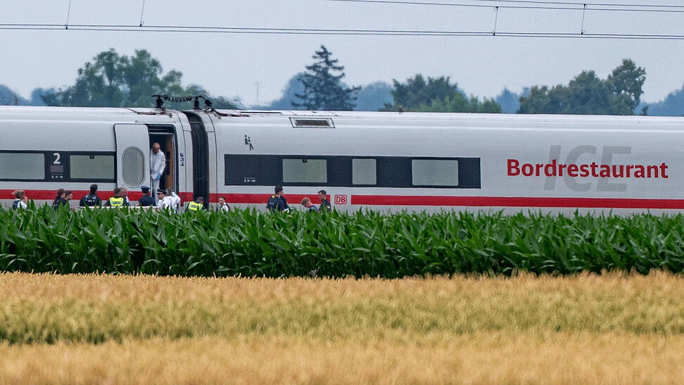 Der ICE, der auf der Strecke zwischen Obertraubling und Passau unterwegs war, kam nach der Tat in der Nähe von Straßkirchen (Kreis Straubing-Bogen) zum Stehen. Der ICE, der auf der Strecke zwischen Obertraubling und Passau unterwegs war, kam nach der Tat in der Nähe von Straßkirchen (Kreis Straubing-Bogen) zum Stehen.