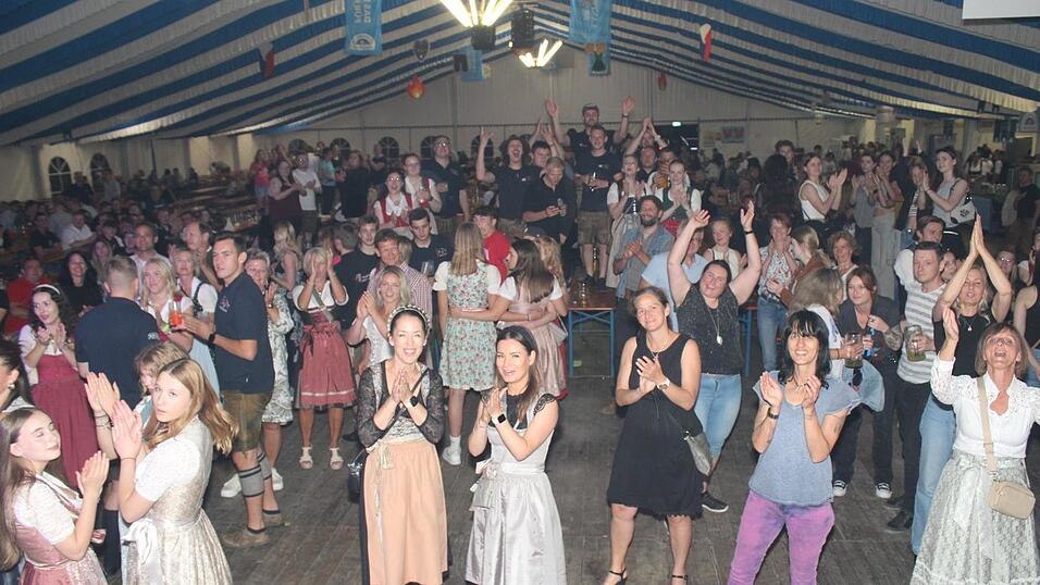 Zur Musik von Headless wurde ausgelassen gefeiert. Zur Musik von Headless wurde ausgelassen gefeiert.