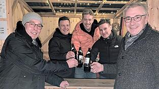 Landrat Werner Bumeder und Bürgermeister Martin Hiergeist eröffneten die Pilstinger Glühweinsaison. Landrat Werner Bumeder und Bürgermeister Martin Hiergeist eröffneten die Pilstinger Glühweinsaison.