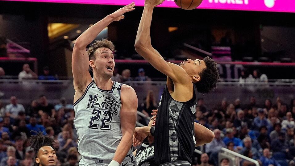 Franz Wagner (l) führte die Orlando Magic zum Erfolg gegen die San Antonio Spurs um Victor Wembanyama. Franz Wagner (l) führte die Orlando Magic zum Erfolg gegen die San Antonio Spurs um Victor Wembanyama.