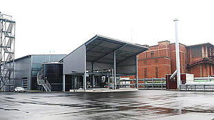 Neben der Klärschlamm-Trocknungsanlage in Schwandorf (links) plant das neu gegründete „gemeinsame Kommunalunternehmen“ (gKU) den Bau einer Klärschlamm-Monoverbrennungsanlage. Das Gelände (rotes Gebäude) gehört dem internationalen Konzern „Norsk Hydro“. Neben der Klärschlamm-Trocknungsanlage in Schwandorf (links) plant das neu gegründete „gemeinsame Kommunalunternehmen“ (gKU) den Bau einer Klärschlamm-Monoverbrennungsanlage. Das Gelände (rotes Gebäude) gehört dem internationalen Konzern „Norsk Hydro“.