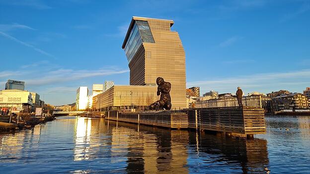 Das Stadtviertel Bjørvika mit dem Munch Museum und der Skulptur „The Mother“ von Tracey Emin. Das Stadtviertel Bjørvika mit dem Munch Museum und der Skulptur „The Mother“ von Tracey Emin.