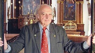 Lutz Burgmayer in der Kirche, die er Straubing erhalten hat: die Schutzengelkirche. Fast eine halbe Million Euro an Spenden sammelte er. Lutz Burgmayer in der Kirche, die er Straubing erhalten hat: die Schutzengelkirche. Fast eine halbe Million Euro an Spenden sammelte er.